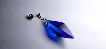 ラフォルム ガラスジュエリー ガラスアクセサリー Standard Dreamblue / コバルトブルー(ピアス) 魅力的な八面体「Standard Dreamblue」のスタイリッシュなピアスが完成いたしました。深いコバルトブルーの色味が素敵で…
