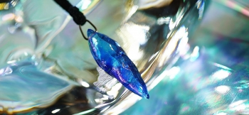 ラフォルム ガラスジュエリー ガラスアクセサリー Aqua fang ～ 潮騒の煌き ～ 牙の様な不定形のフォルム。水の世界の煌きを閉じ込め美しい色味のオリジナルペンダント。神秘的なラメやダイクロ偏光ガラスの煌きと、ランダムなカットによる光の反射や…