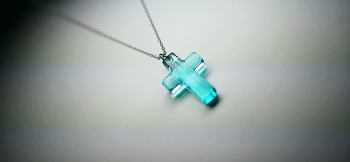 AQUA CROSS アクアブルーのシンプルな色味です。 ラフォルム ガラスジュエリー ガラスアクセサリー