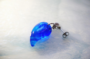 Blue Lagoon ～ 青の交響曲 ～ ブルー系のマーブル模様が印象的な、勾玉フォルムのメモリアルピアス。 ラフォルム ガラスジュエリー ガラスアクセサリー