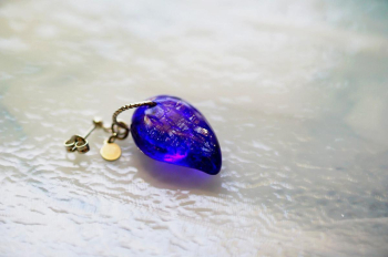 Azure Dream ～ 蒼の魅惑 ～ 光の当たる角度でラメの煌きが美しく広がり、上品でありながらも遊び心を感じさせます。 ラフォルム ガラスジュエリー ガラスアクセサリー