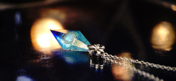 Dreamblue ～ Everlasting love / Fleur-de-lis ～ 美しいブルーのグラデーションのメモリアル八面体ペンダント。 ラフォルム ガラスジュエリー ガラスアクセサリー
