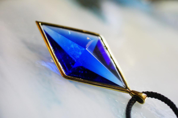 Collaborate Dreamblue ～ A Drop from the Dreaming Sea ～ ゴールドメッキ仕上げのSilver925素材と、透明感を重視したガラスの煌きが調和した存… ラフォルム ガラスジュエリー ガラスアクセサリー