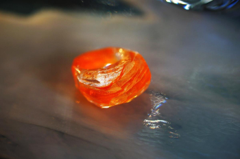 Shining energy crystal オレンジ系の美しい色彩と細かな煌きを散りばめた、原石の結晶のような逸品。 ラフォルム ガラスジュエリー ガラスアクセサリー