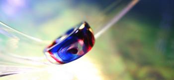 ラフォルム ガラスジュエリー ガラスアクセサリー Everlasting Ring サイドを大胆にカットしたフォルムに色彩豊かなマーブル加工を施した、世界にひとつのガラスのデザインリングです。ブルーとレッドのマーブル模様が織り成す美しい表情がとても…
