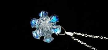 ラフォルム ガラスジュエリー ガラスアクセサリー Crystal snow flower ～ 流星に煌く雪の花 ～ 繊細な雪の結晶をモチーフに、ブルーグレーの神秘的な色合いをベースにした透明感のある美しいメモリアルペンダントが完成いたしました。煌き…