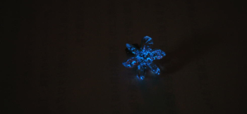 Snow flower ~ 硝子の雪 ~ ブルー系の神秘的な蓄光加工。 ラフォルム ガラスジュエリー ガラスアクセサリー