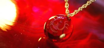 ラフォルム ガラスジュエリー ガラスアクセサリー 天空からの贈り物 ～ Reddish zeal ～ 『天空からの贈り物』シリーズをベースに、色変更と、裏面をフラットタイプに変更した素敵なペンダントです。彫刻部分への金彩加工はしておりません。