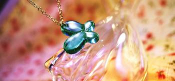 ラフォルム ガラスジュエリー ガラスアクセサリー Sweet butterfly 蝶をイメージした丸くてかわいらしいフォルムのネックレスです。ライトアクアマリンブルーの透明感のある色合いもステキです。