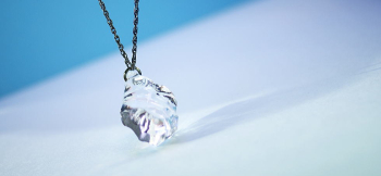 Frozen Ice rock 氷を砕いたままのイメージ。 ラフォルム ガラスジュエリー ガラスアクセサリー