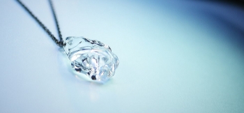 ラフォルム ガラスジュエリー ガラスアクセサリー Frozen Ice rock クリアーな氷を砕いた欠片をひとつ胸元に飾ってください。ピュアな思いを閉じ込めました。フォルムに拘らず、カットを施しました。裏面は艶やかなフラットです。チェーンは古美色…
