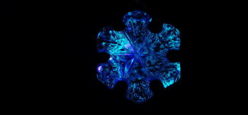 Crystal snow flower ～ 流星に煌く雪の花 ～ 暗闇では神秘的な光を放ちます。 ラフォルム ガラスジュエリー ガラスアクセサリー
