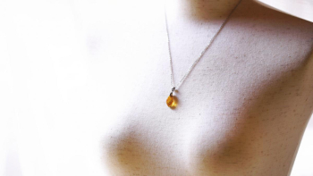 Rafina / コハク 小ぶりサイズで身に着けやすいペンダント。 ラフォルム ガラスジュエリー ガラスアクセサリー