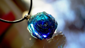 Blue rose ～ Dynamic ～ ガラスの色味はバイオレットの他、ブルー系各種など多くの色味を使用したグラデーション。 ラフォルム ガラスジュエリー ガラスアクセサリー