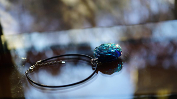 Blue rose ～ Dynamic ～ 3mmφの太目の牛革丸コードを使用したチョーカータイプ。アジャスター付きで長さ調整可能な仕様。 ラフォルム ガラスジュエリー ガラスアクセサリー