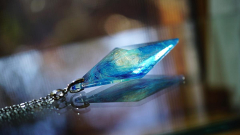 Dreamblue ～ Genesis of the universe ～ 球体風の表現で中央に暗闇で光を放つ蓄光の惑星を配置。 ラフォルム ガラスジュエリー ガラスアクセサリー