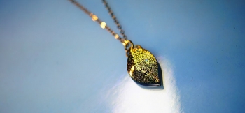 ラフォルム ガラスジュエリー ガラスアクセサリー Dichroic chic leaf チャコールグレーのシックなベースカラー。葉のようなフォルムの中に様々な煌き。美しいダイクロ偏光ガラスと、表面のラウンドしたカットによって、様々な表情をお楽しみい…