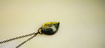 Dichroic chic leaf 表面のラウンドカットにより表情が変化。 ラフォルム ガラスジュエリー ガラスアクセサリー