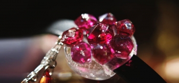 ラフォルム ガラスジュエリー ガラスアクセサリー Charming crystal 神秘的でパワーのある水晶をイメージしてお作りしました。不定形の原石の様な六角柱は、きらきら輝くラメと金銀の箔を施しました。光が当たりますととても美しく輝きます。それ…