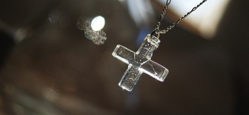 ラフォルム ガラスジュエリー ガラスアクセサリー MODERNIZED CROSS / クリアー 細身のスクエアタイプのクロスです。透明クリアーをベースに内部に淡く優しいシルバーラメを施しました。シンプルで清楚なイメージでお着けいただけそうです。
