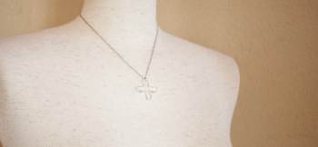 MODERNIZED CROSS / クリアー 身に着けたイメージ。チェーンの長さは調整可能。 ラフォルム ガラスジュエリー ガラスアクセサリー
