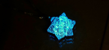 夜空に煌く花 暗闇では美しいブルーの蓄光の光。 ラフォルム ガラスジュエリー ガラスアクセサリー