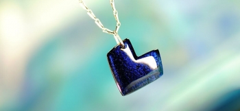 ラフォルム ガラスジュエリー ガラスアクセサリー Diamond Heart こんなハート型があってもいいんじゃない♪ひし形(ダイヤモンド)を組み合わせたような個性的なハート型です。内部に細かなブルーの煌きを閉じ込めました。