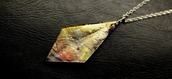 ラフォルム ガラスジュエリー ガラスアクセサリー 銀河百花繚乱 ～ 金襴の宙 ～ 金襴な煌きを存分にご堪能いただける美しい五面体ペンダントに仕上がりました。光の当たり方で内部に施した銀河の渦や煌きの印象が大胆に変化する神秘的な作品です。ベースにはコ…