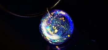 ラフォルム ガラスジュエリー ガラスアクセサリー 神秘なる青き宇宙 煌く青い宇宙や銀河を円形のフォルムの中に。コバルトブルーの中に銀河の渦や宇宙、星の煌きを表現した存在感のある美しいペンダントが完成いたしました。本牛革コード黒をお付けしております。