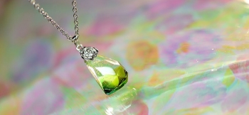 ラフォルム ガラスジュエリー ガラスアクセサリー 緑水の薔薇 透明感のあるクリアーからエメラルドグリーンへの優しいグラデーション。内部に繊細なダイクロ偏光ガラスの煌きを閉じ込めた、美しい聖水のようなイメージのアイスロックペンダントです。光の当たり方…