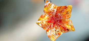 日輪の花 表面にはデザイン的に彫刻を行いました。 ラフォルム ガラスジュエリー ガラスアクセサリー