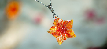 日輪の花 温かみのある美しいグラデーションをお楽しみください。 ラフォルム ガラスジュエリー ガラスアクセサリー