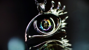 ラフォルム ガラスジュエリー ガラスアクセサリー Mysterious eyes like the universe. 銀河の星々のような宇宙空間を思わせる神秘的な瞳。ご希望のイメージを再現した世界にひとつのオリジナルコラボレーションペンダントが完…