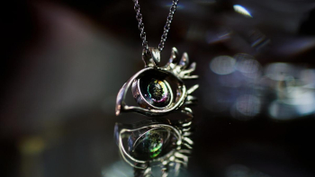 Mysterious eyes like the universe. まるで宇宙のような神秘的な瞳。 ラフォルム ガラスジュエリー ガラスアクセサリー