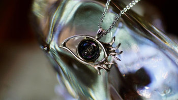 Mysterious eyes like the universe. 世界にひとつ、ご希望のイメージを再現したオリジナルペンダント。 ラフォルム ガラスジュエリー ガラスアクセサリー