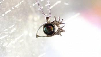 Mysterious eyes like the universe. 見る角度や光の当たり方で表情を変える逸品。 ラフォルム ガラスジュエリー ガラスアクセサリー