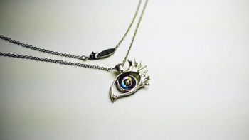 Mysterious eyes like the universe. ステンレス製チェーンをお付けいたしました。 ラフォルム ガラスジュエリー ガラスアクセサリー