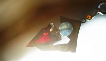 ラフォルム ガラスジュエリー ガラスアクセサリー EmotionⅡ ずっと憧れていらしたアニメ「A KITE」に登場するイヤリングをモチーフに、アレンジを加えてお作りした世界にひとつの片耳用イヤリング。メインのトップには「Standard Drea…