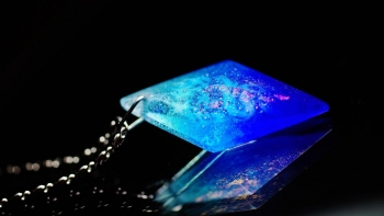 ラフォルム ガラスジュエリー ガラスアクセサリー Dreamblue ～ soul of water ～ 煌きを施したブルー系のグラデーションの色味が爽やかな八面体のフォルム。『Dreamblue ～ 水と氷のデュエット ～』のイメージを参考に、ガ…