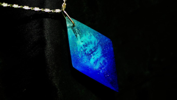 Dreamblue ～ soul of water ～ ブルー系のグラデーション。その内部に龍をモチーフにしたデザインを施した世界にひとつのオリジナルペンダント。 ラフォルム ガラスジュエリー ガラスアクセサリー