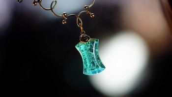 ラフォルム ガラスジュエリー ガラスアクセサリー Antique rose ～ 聖水の泉Ⅱ ～ ベースの『Antique rose ～ 聖水の泉 ～』にアレンジを加えてお作りした世界にひとつのオリジナルペンダントが完成いたしました。かわいいバラのチ…