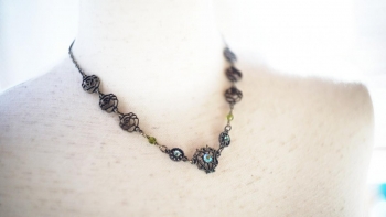 ラフォルム ガラスジュエリー ガラスアクセサリー Antique rose necklace お手持ちのパーツに新たなパーツを組み合わせてリメイクしお作りした、世界にひとつのアンティーク調ネックレスが完成いたしました。トップのパーツの色味に合わせグ…