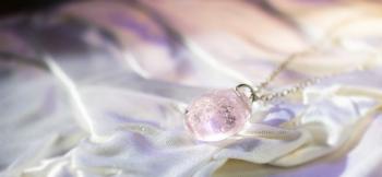 ラフォルム ガラスジュエリー ガラスアクセサリー Ties of the heart ～ Drop / 薄紅色の舞  ～ ふっくらした楕円形タイプのネックレスです。とても淡いピンクが優しさを感じさせてくれます。内部には、優しい輝きのレインボーラメを…