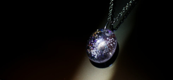 Ties of the heart ～ Drop / 薄紅色の舞  ～ 淡いレーンボーラメを施しています。 ラフォルム ガラスジュエリー ガラスアクセサリー