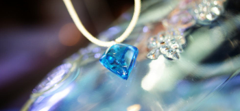 WATER HEAVEN ～ 煌き ～ ベースの変形菱形で、表面の周囲はカットを施しています。 ラフォルム ガラスジュエリー ガラスアクセサリー