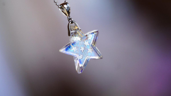 Brilliant star ～ 未来へ ～ 見る角度や光の当たり方で色合いが変化するダイクロガラスが美しい星型ペンダント。 ラフォルム ガラスジュエリー ガラスアクセサリー