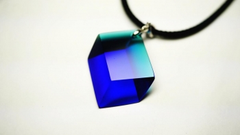 ラフォルム ガラスジュエリー ガラスアクセサリー Excellent prism dream 変形した立方体のような不思議なデザイン。シャープなエッジと美しいグラデーションが魅力の逸品に仕上がりました。