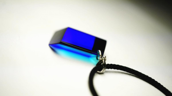 Excellent prism dream 光を透過させるとグラデーションのブルーの色合いをお楽しみいただけます。 ラフォルム ガラスジュエリー ガラスアクセサリー
