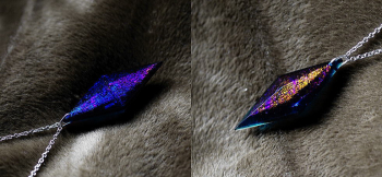 Dreamblue ～ Dual macrocosm ～ 内部のラメは、見る角度や光の当たり方で無限の表情に変化。表裏面で異なるラメを施しています。 ラフォルム ガラスジュエリー ガラスアクセサリー