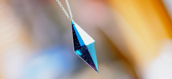 Dreamblue ～ Dual macrocosm ～ 手作業により、形作りから全ての面を鏡面磨きしてお作りしています。 ラフォルム ガラスジュエリー ガラスアクセサリー